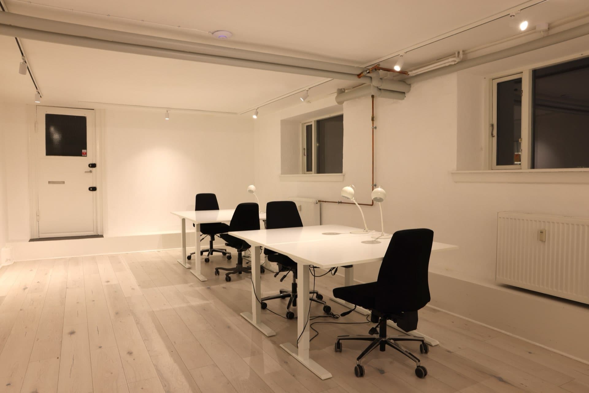 Fast kontorplads i kontorfællesskabet The Office på Frederiksberg med ergonomiske arbejdspladser og naturligt lys