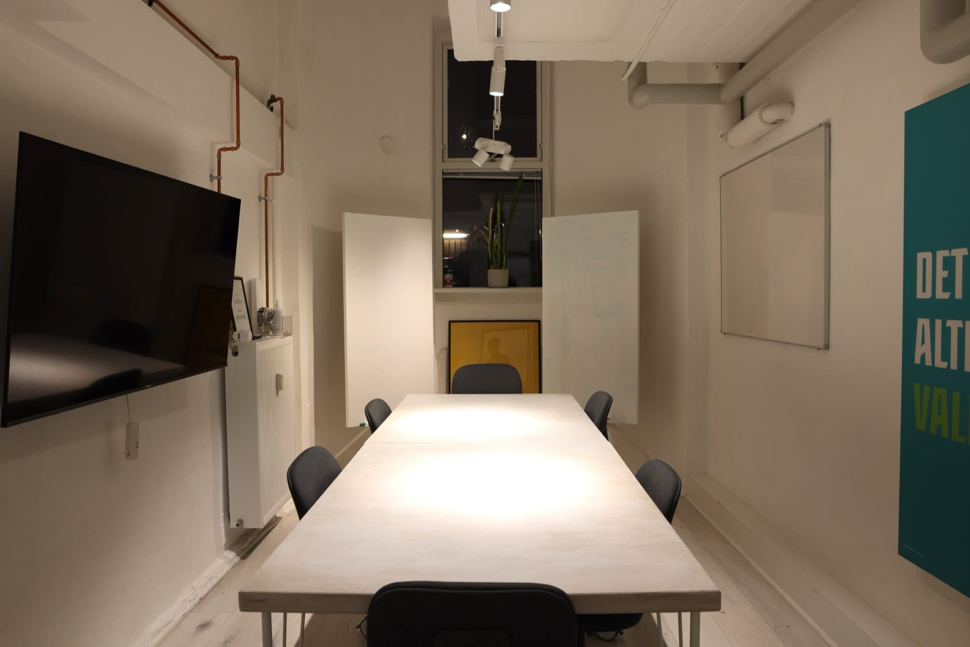 Indgangen til The Office på Martensens Allé på Frederiksberg