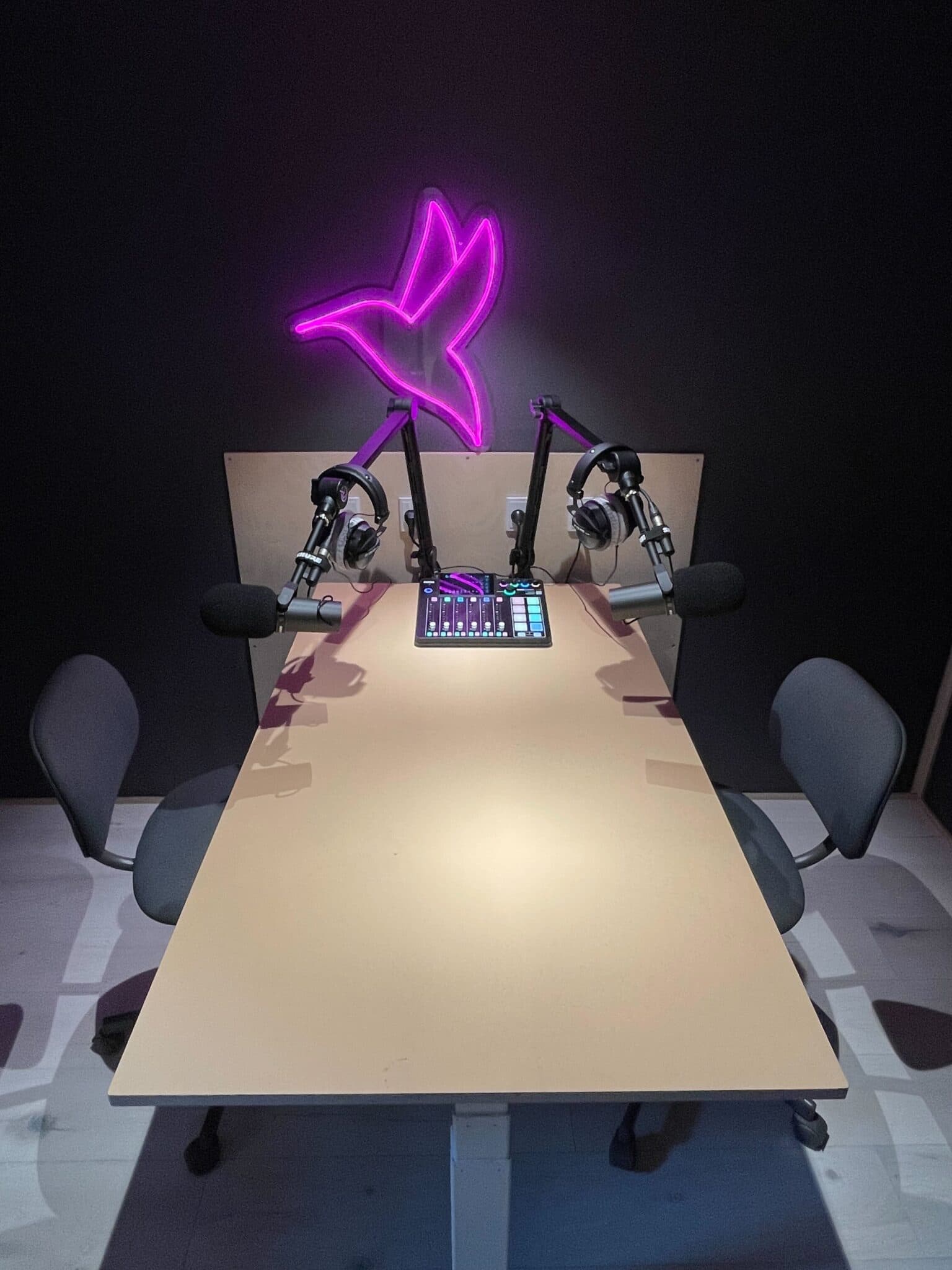 Podcast-studiet hos The Office på Frederiksberg med professionelle mikrofoner og dæmpet belysning